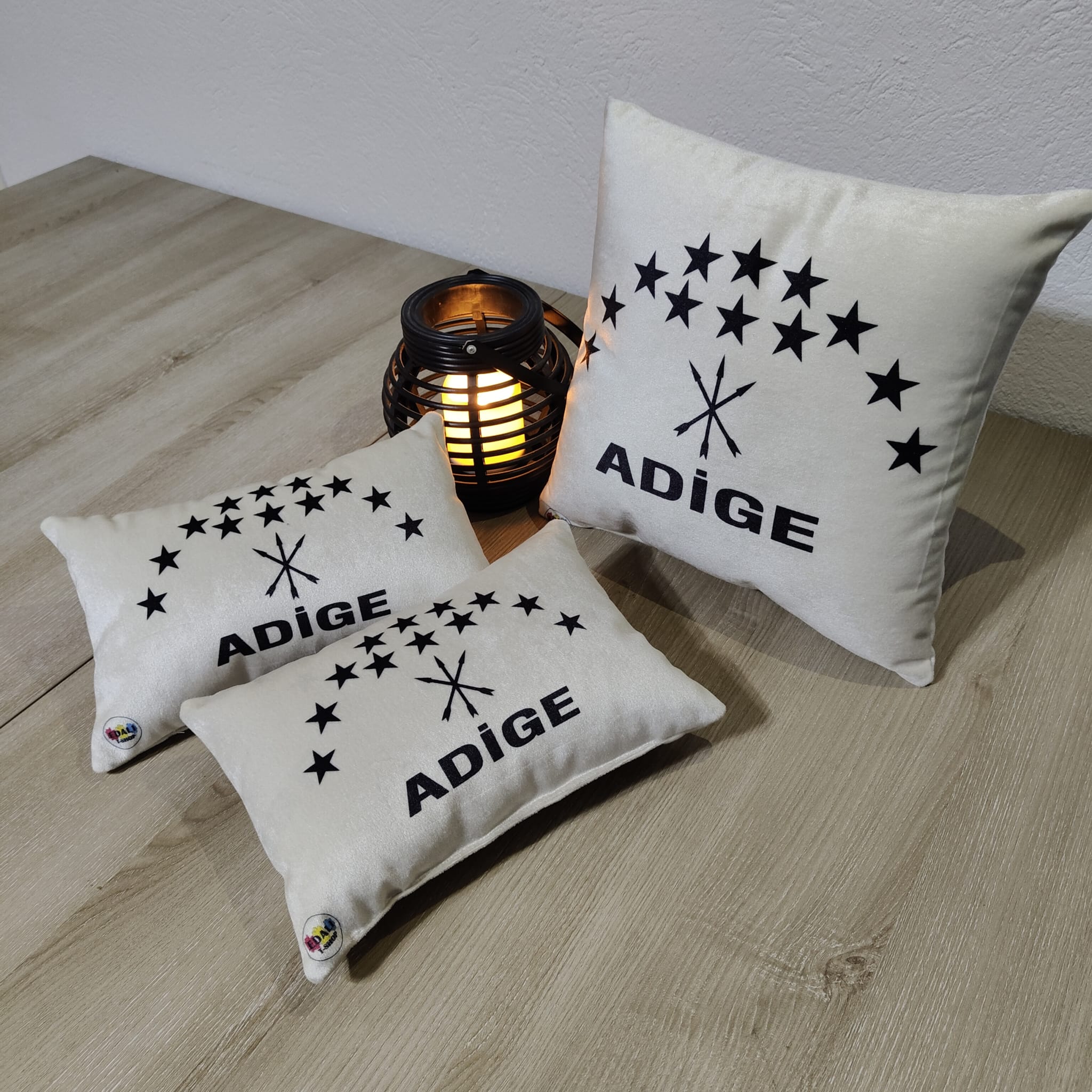 3 PARÇA SET HALİNDE ADİGE BAYRAK LOGO ARAÇ BOYUN VE SIRT YASTIĞI BABY FACE KUMAŞ
