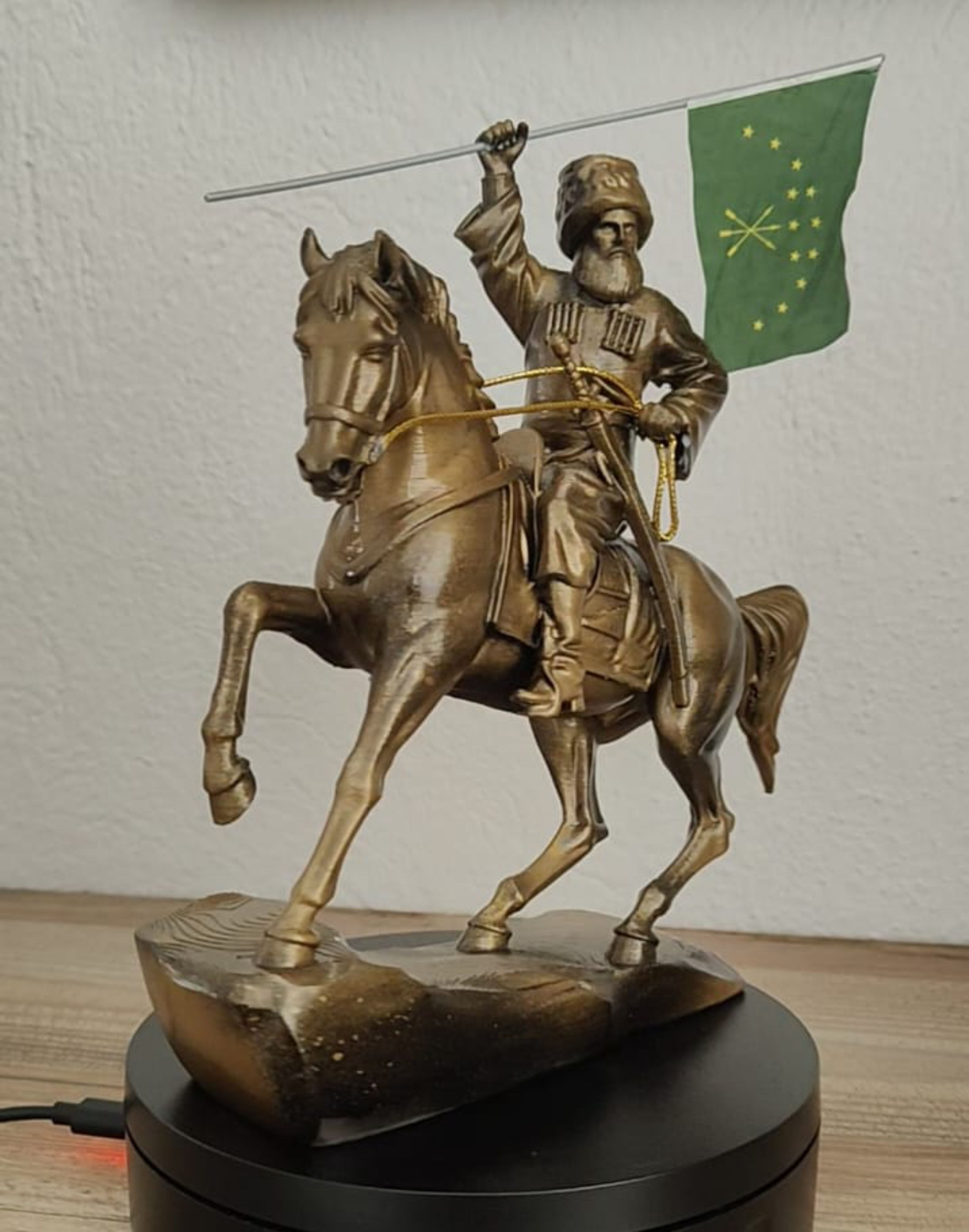 Adige Bayraklı  Atlı Figür  biblo gold renk biblo